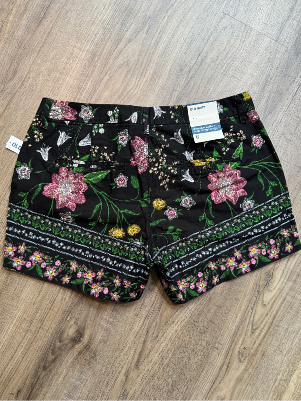 Old Navy Everyday Short - Black Floral Pattern - Size 6 - Picture 2 of 11